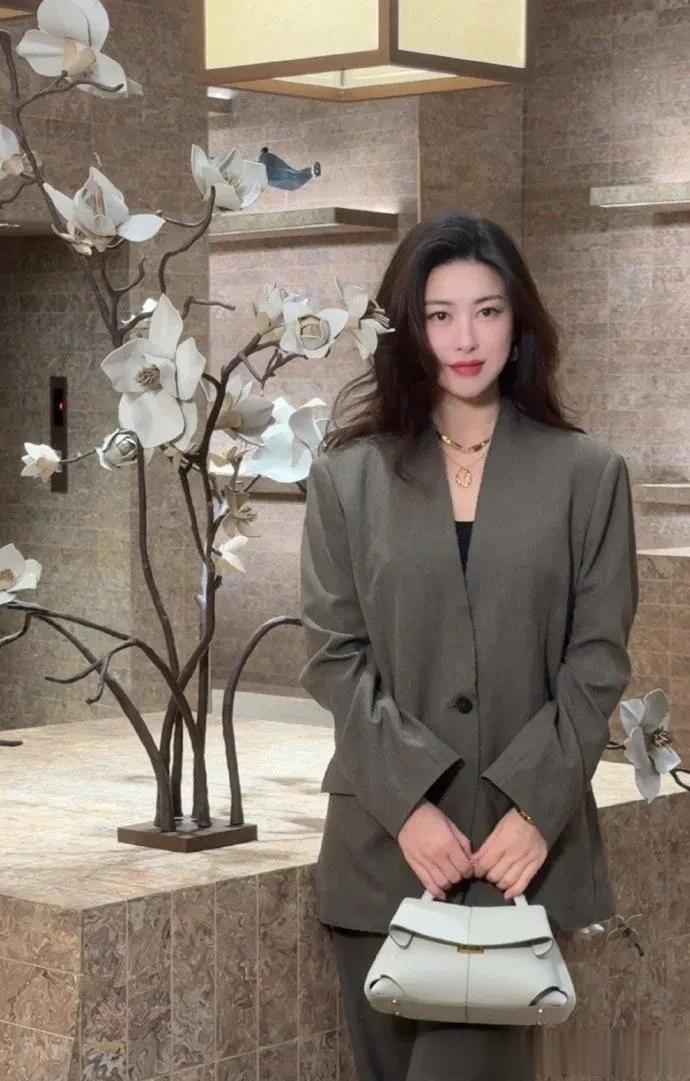 朱珠的气质不一般！穿灰色西装+直筒西裤，简约干练又高级！
