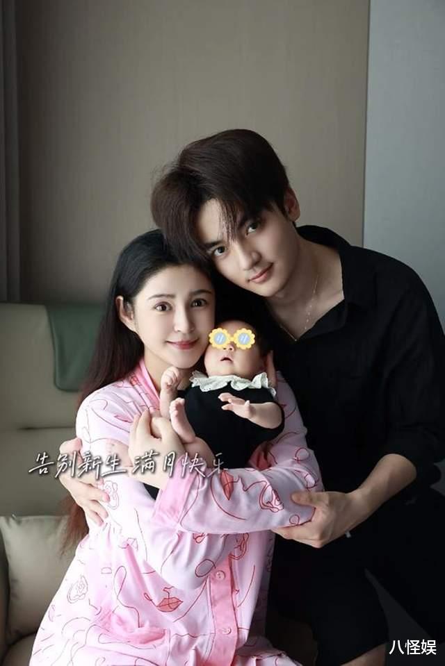 李心艾庆祝女儿满月，出月子瘦了有20斤，小麦穗身上戴满金饰