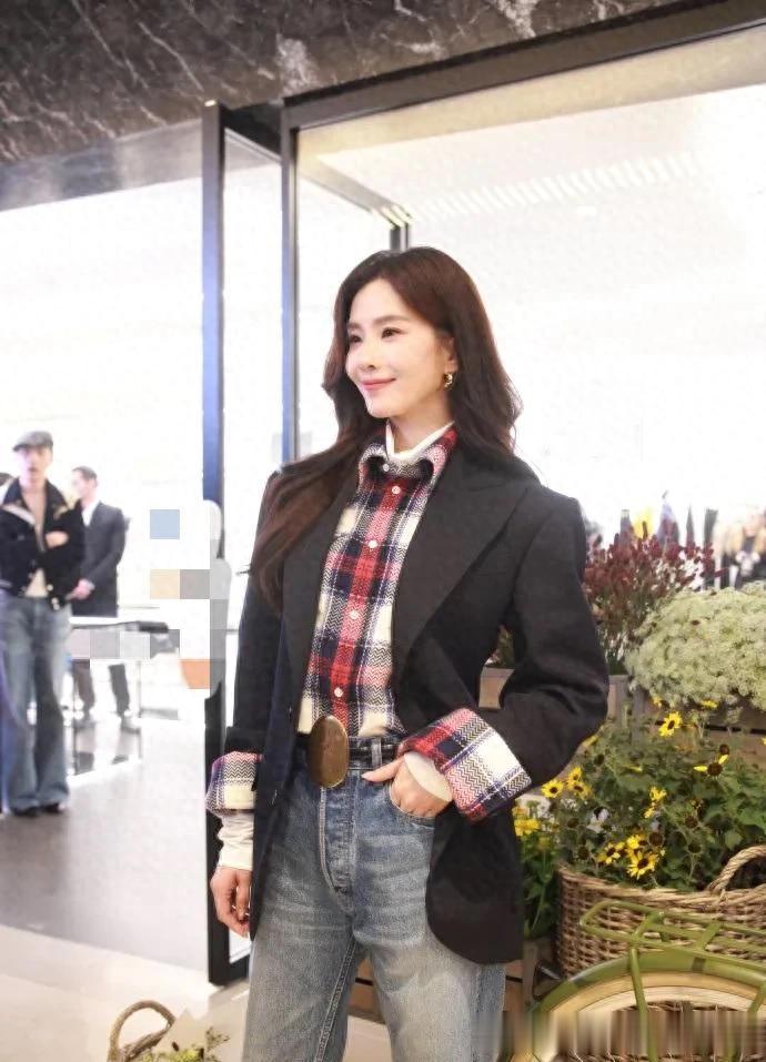 刘诗诗真是穿搭高手！黑西装+红格衬衫+牛仔裤，时髦洋气又减龄