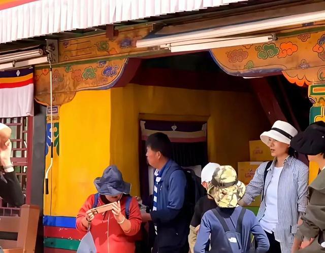 董卿跟儿子现身西藏，素颜凹陷一股大妈味，穿着低调差点没认出来