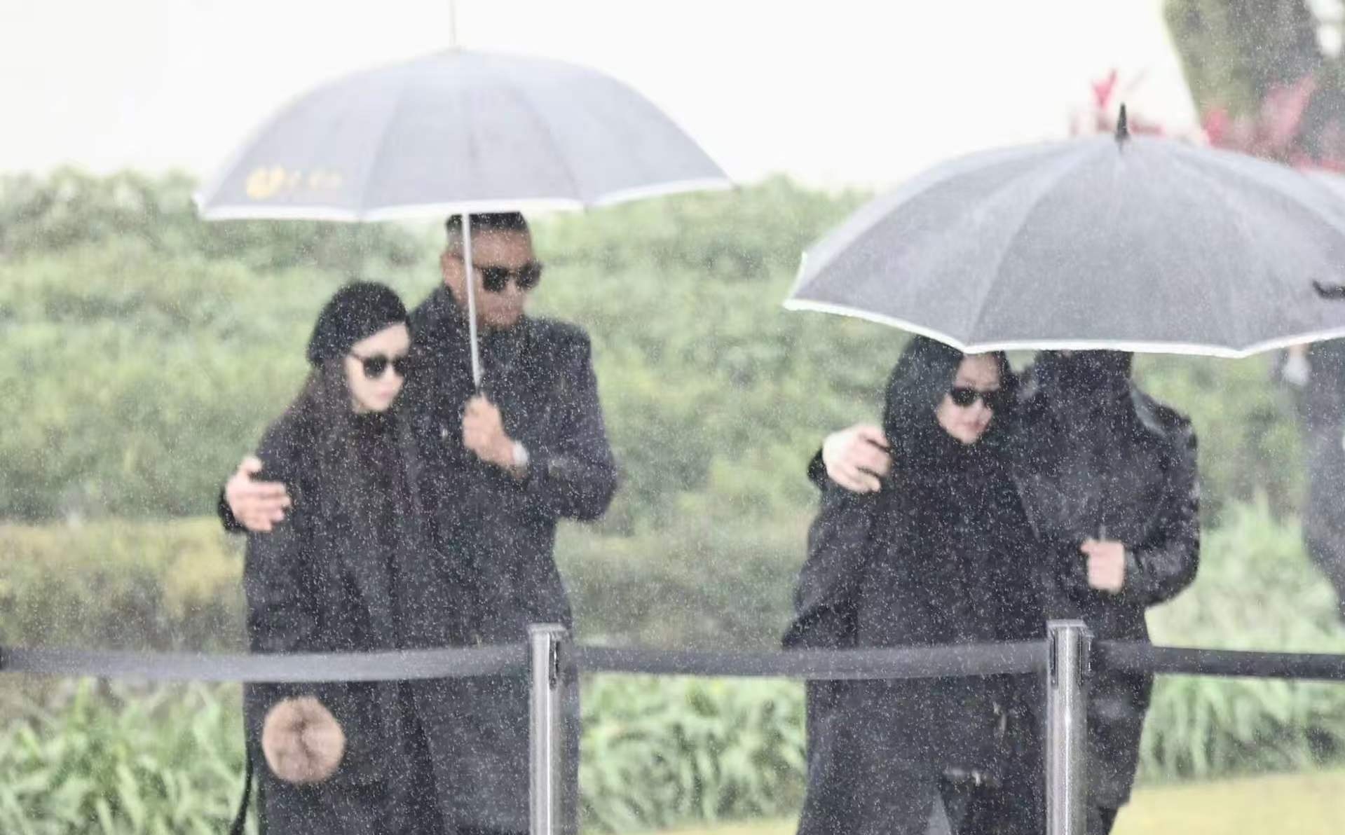 大S祭日又是大雨天！具俊晔挽着S妈满脸悲痛，周渝民言承旭都来了