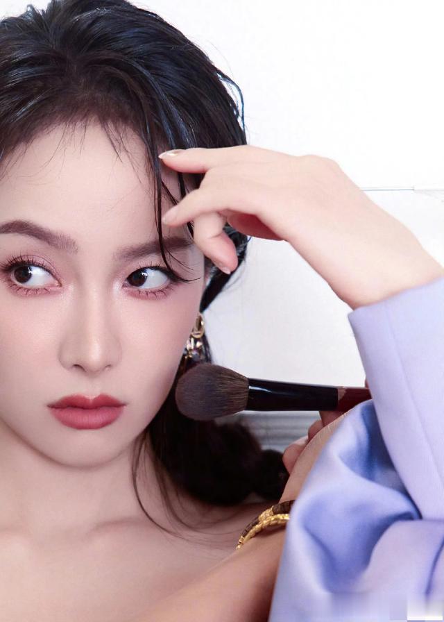 宋茜微博电影之夜出图，穿紫色抹胸长裙勾勒出完美身材，性感火辣