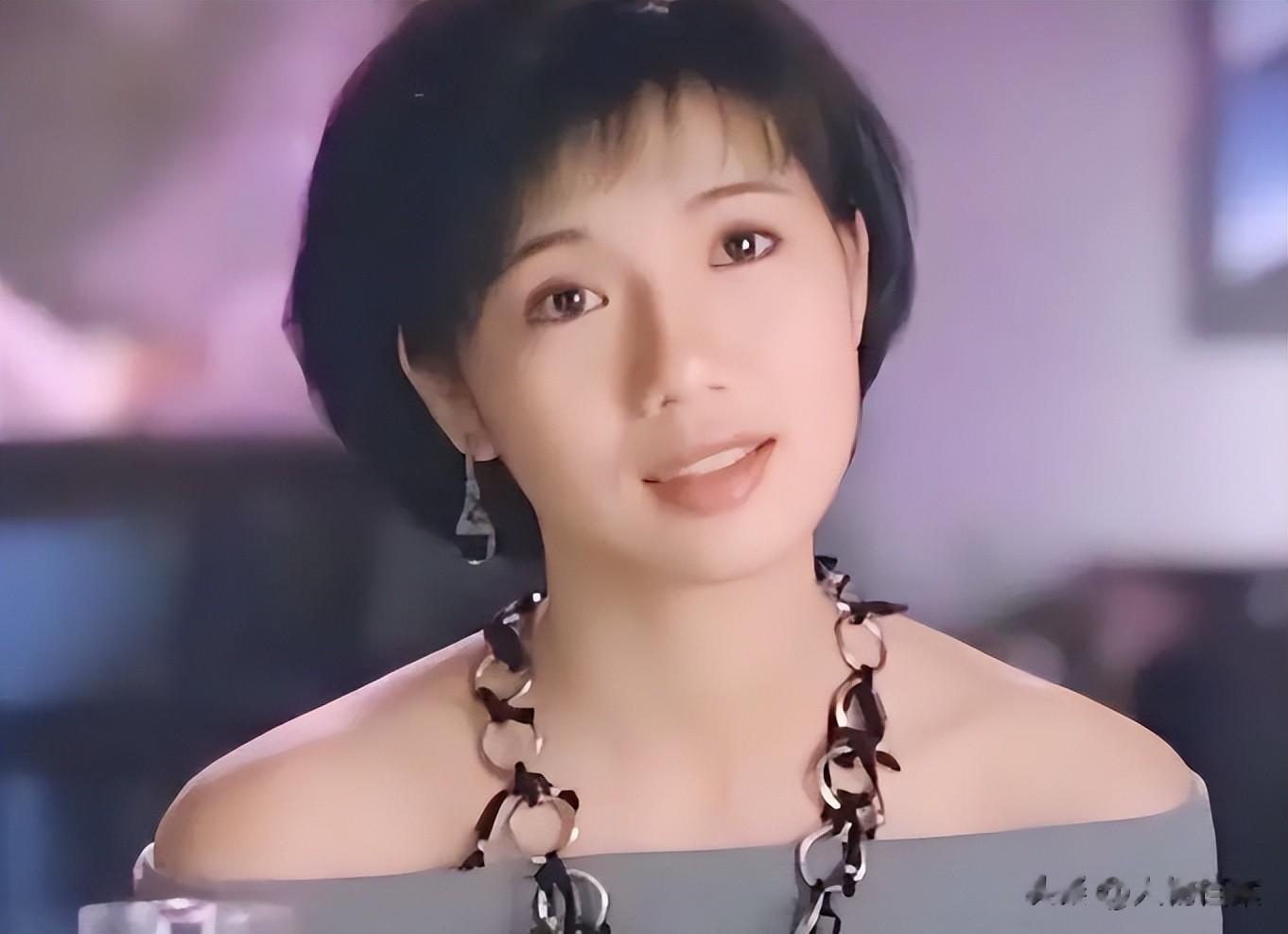 香港性感“江湖大嫂”复出，逆生长惊呆网友，自曝旧照黑到认不出