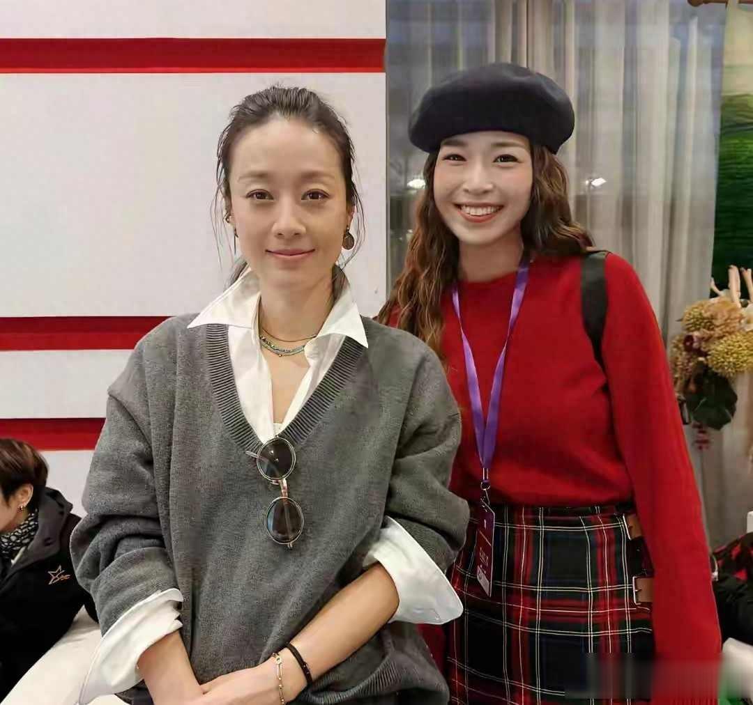 奚美娟风波后首露面,参加校庆笑容灿烂,不受影响,周野芒也在!