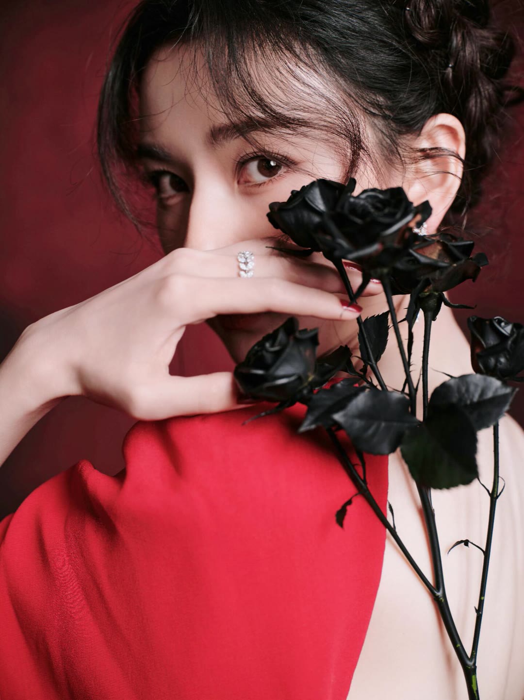 宋祖儿最新红裙造型,美上热搜预定