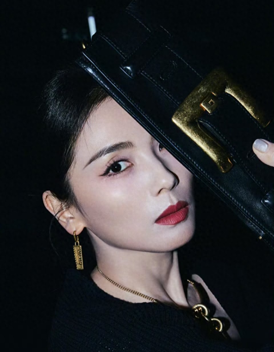 刘涛黑色系造型搭配高级御姐妆,酷飒演绎“姐系”时尚