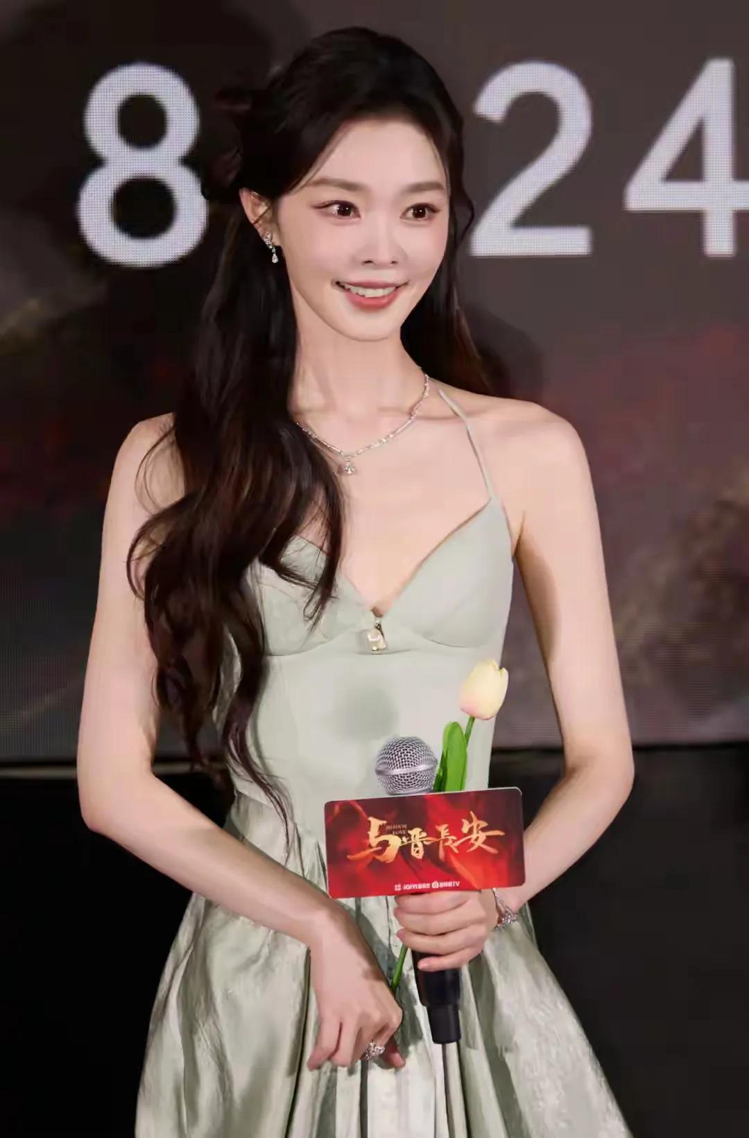 宋轶浅绿裙装，清冷气质美出新高度