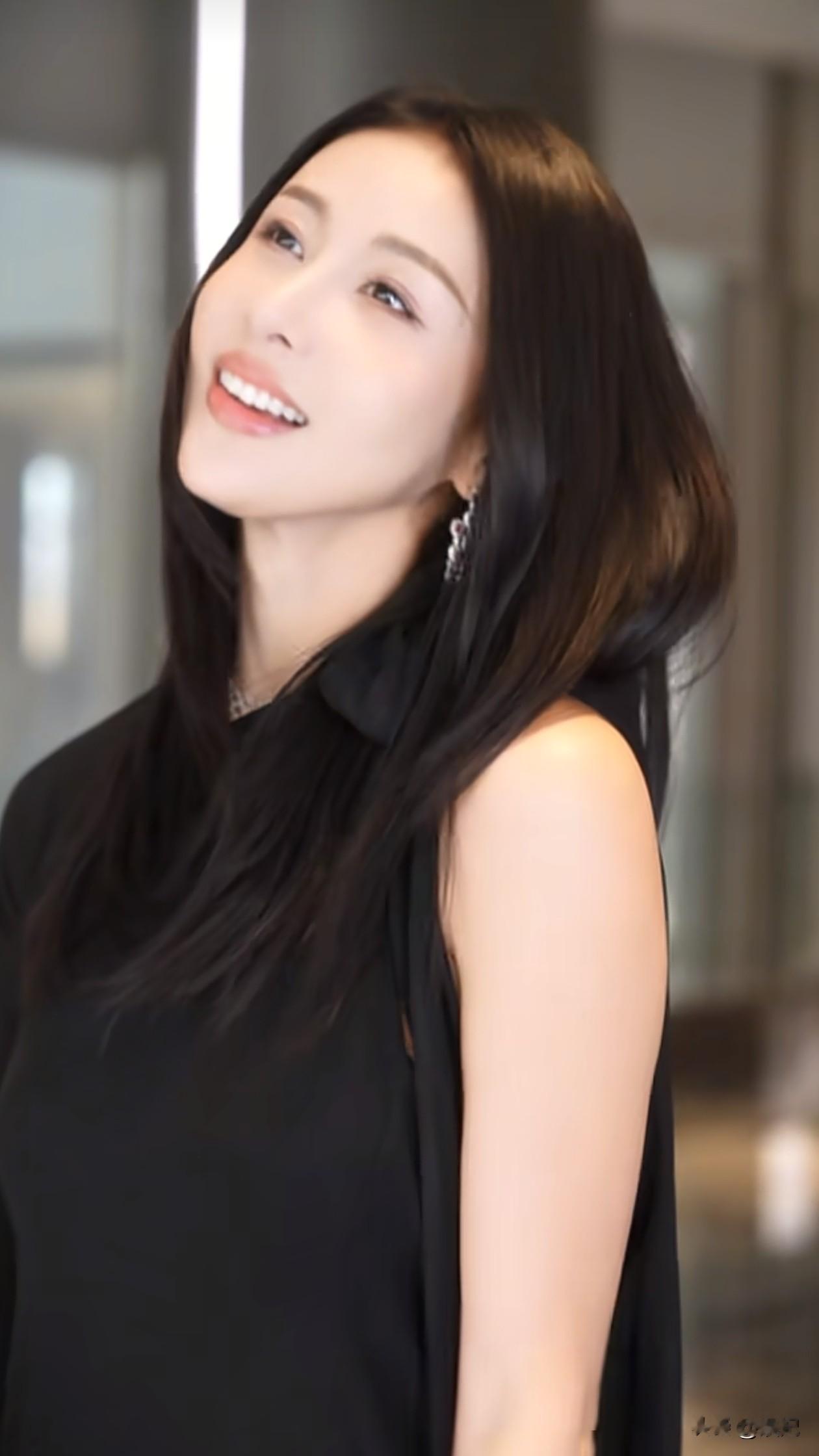 39岁贾青最新穿搭：直发+黑色露背裙，尽显美背，美出新高度