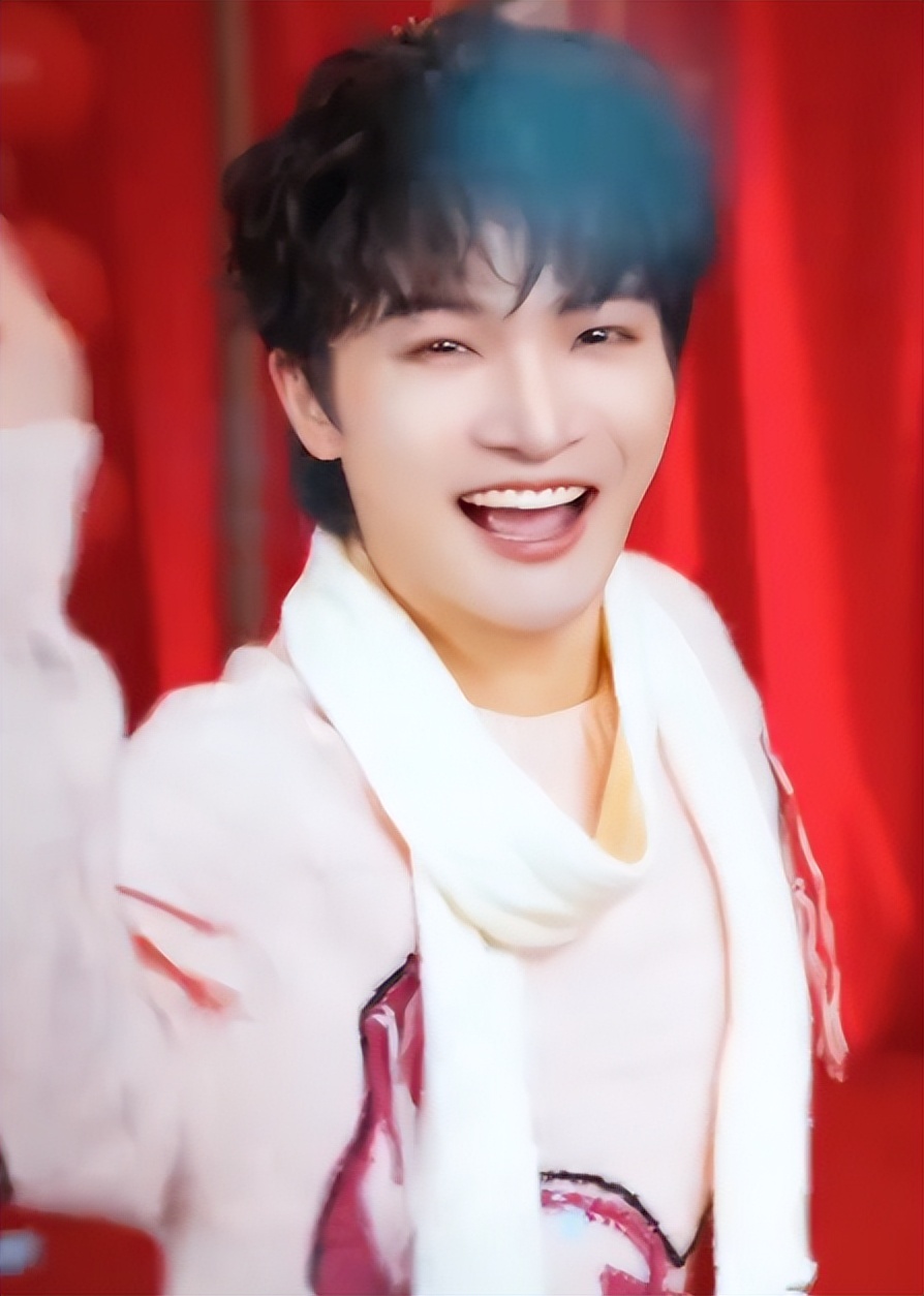 新华社45字评周深春晚表现，不提歌技却一针见血，戳中年歌迷心坎