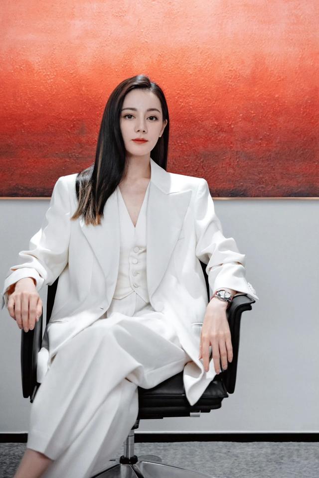 热巴这款女总裁,应该不凶吧,发脾气顶多也是瞪眼