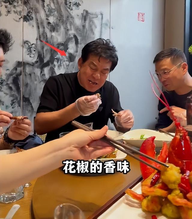 71岁朱时茂与儿子现身成都,51岁王迅亲自招待,嘴泛油光好满足