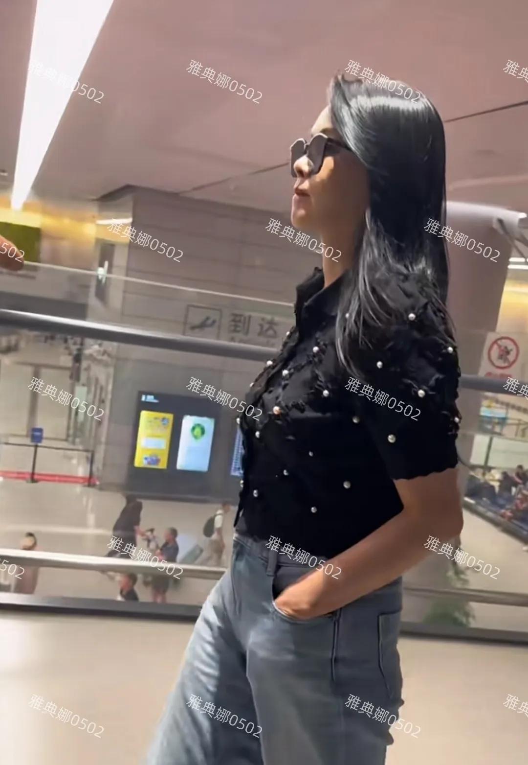 机场偶遇秦昊一家,伊能静身材发福本人不年轻,女儿长得像奶奶