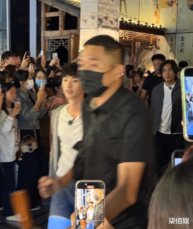 伊能静老公儿子录综艺，秦昊有意当陪衬，恩利走最前面似顶流