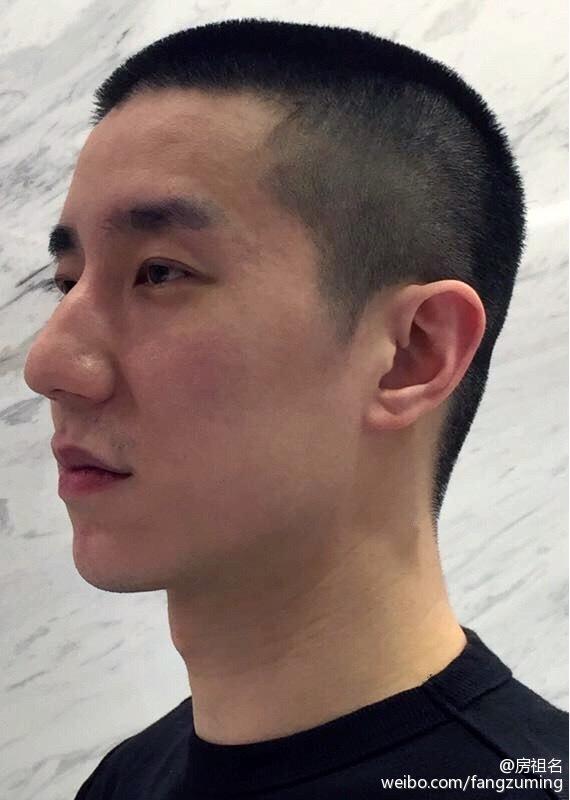 成龙儿子房祖名现身韩国婚礼, 坐桌子前大笑合影,脱帽子后显沧桑