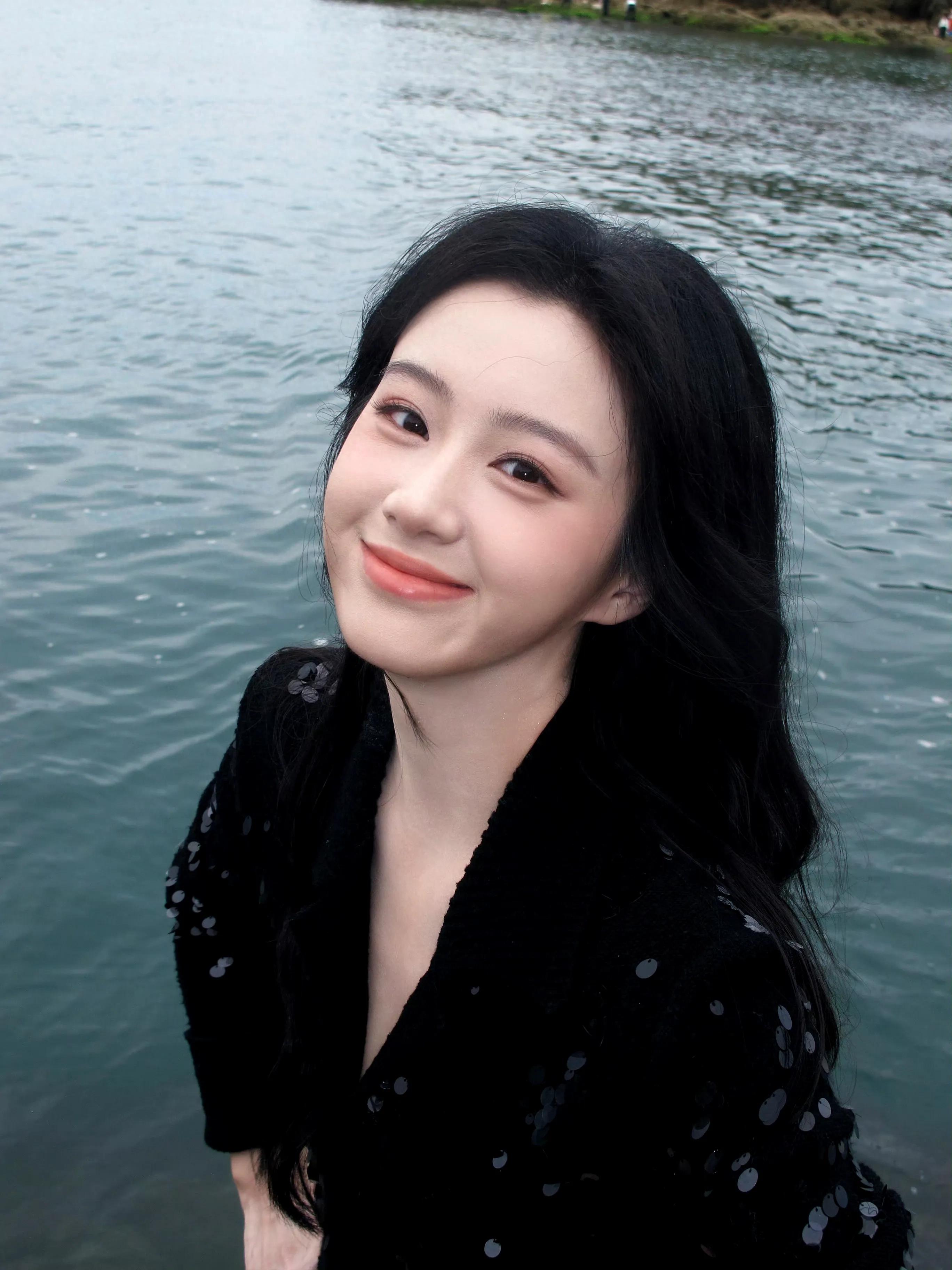 包上恩海边写真美图