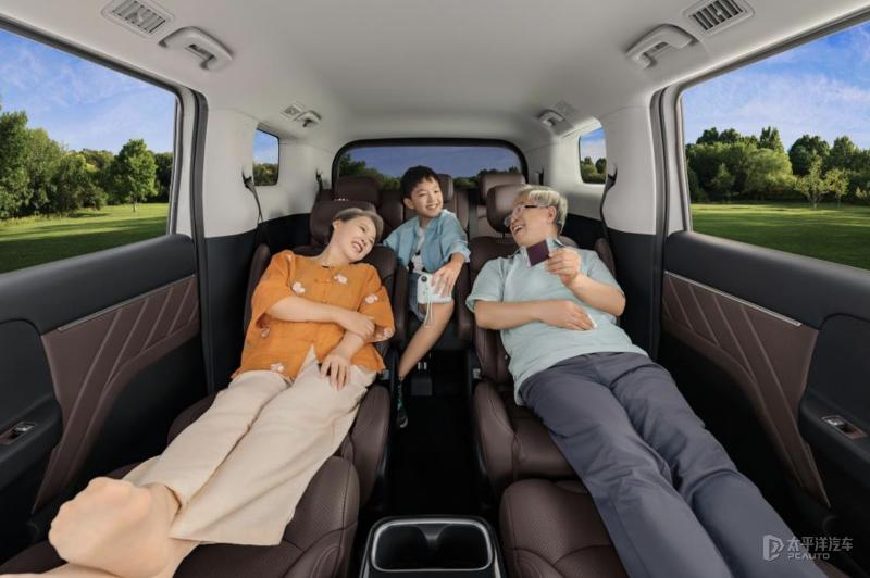 五菱星光730内饰官图发布 7座布局/二排独立座椅