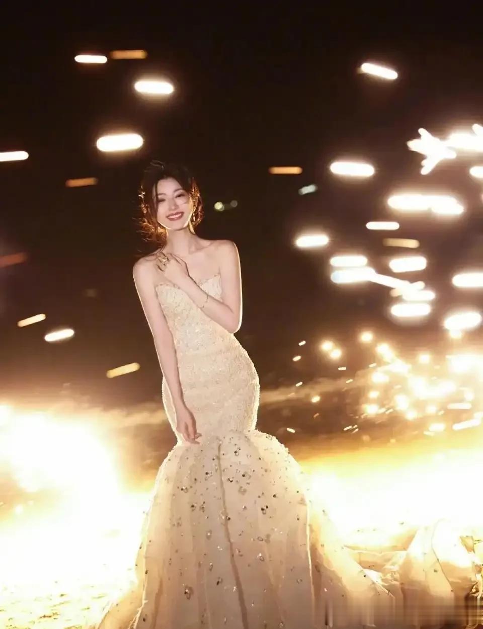 孟子义毛晓彤吴昕3美都是穿搭高手，抹胸礼服搭配精致发型超减龄