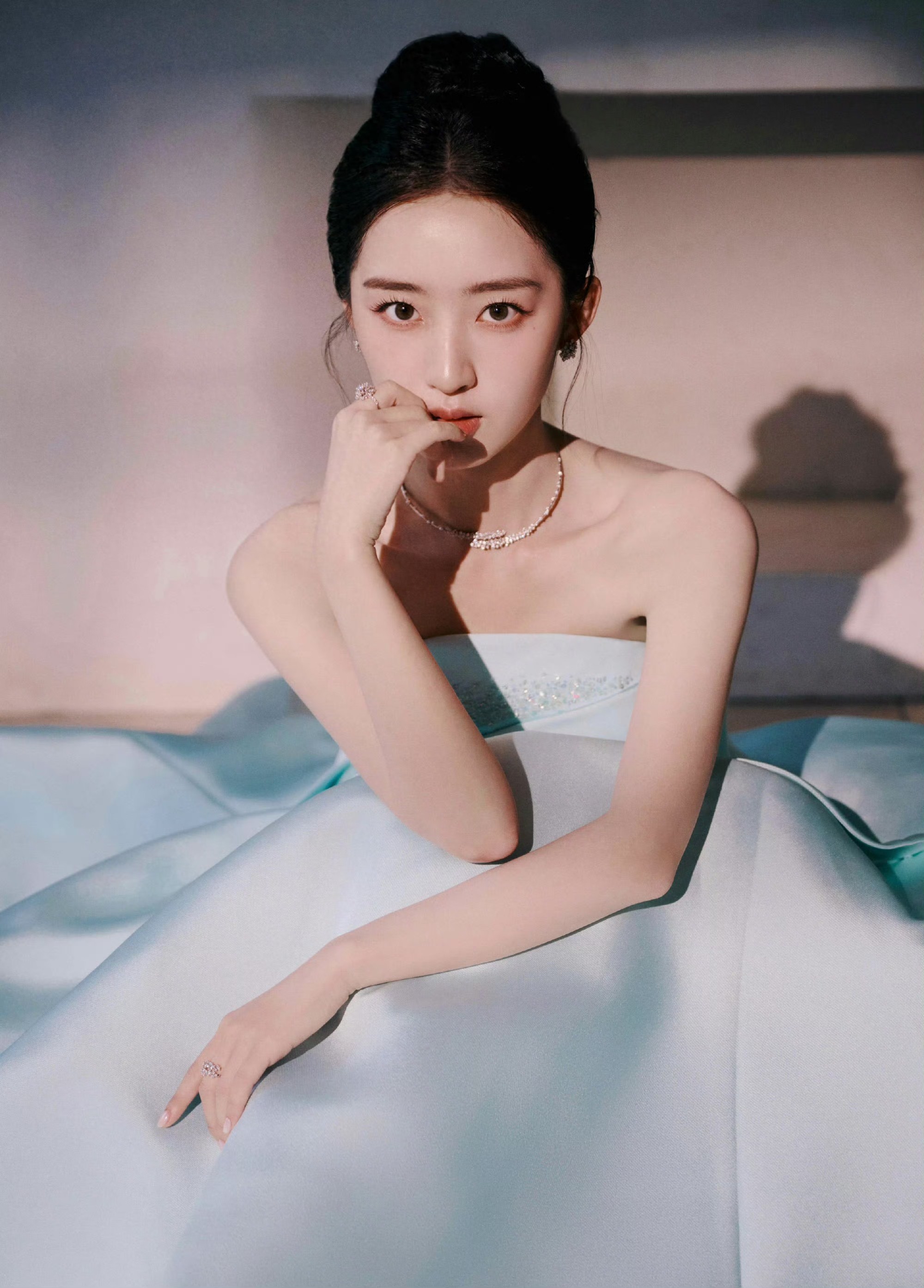 邓恩熙国剧盛典红毯造型