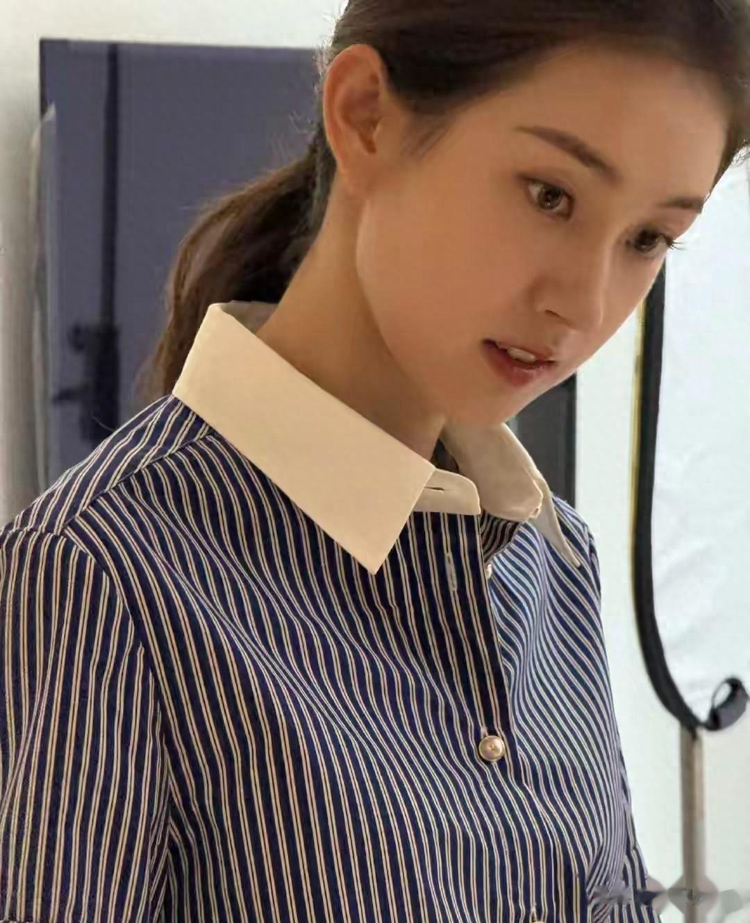 郭宇欣被助理偷拍素颜工作照，毫无违和感，颜值惊艳出圈