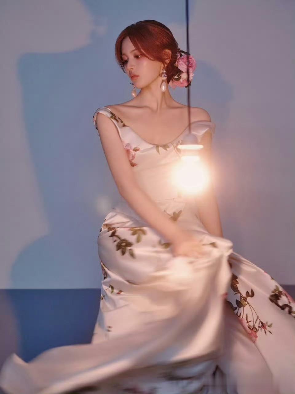 杨超越：花裙曳影，柔光里的绮丽氛围感