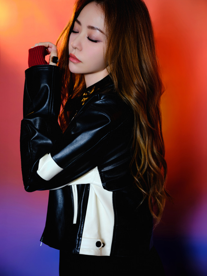 张靓颖今日份营业美照，怼脸拍简直太有韵味了