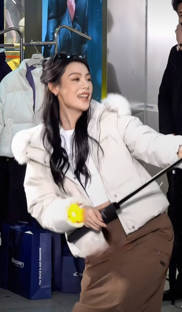 陈丽君亮相Discovery活动 浅灰羽绒服配长裙，美得好高级