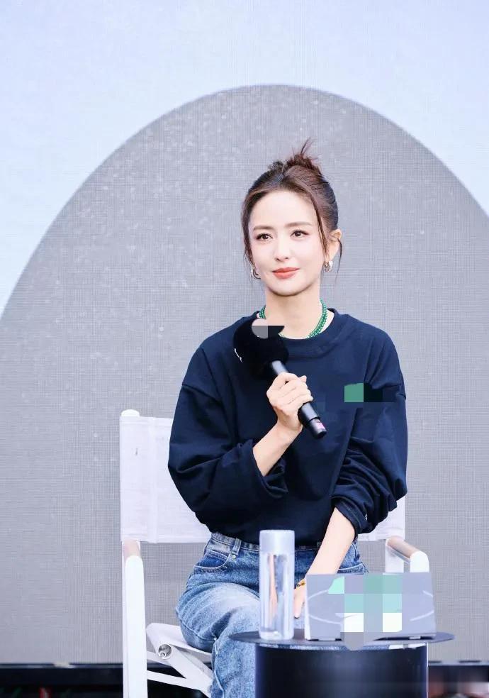 佟丽娅恢复单身后气质越发年轻!穿圆领卫衣+牛仔裤,减龄又时髦