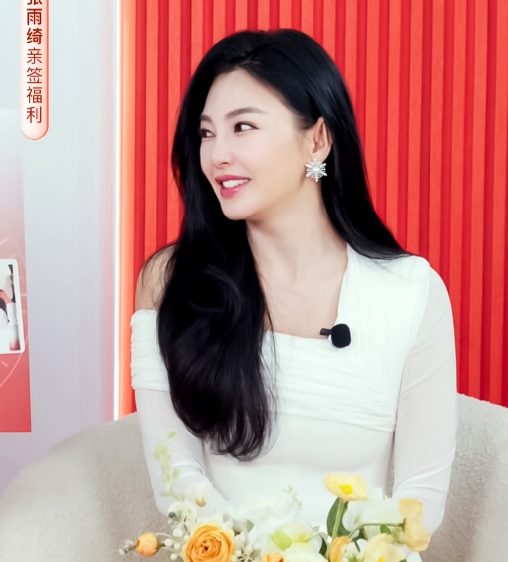 张雨绮绷住不要动，身着白裙，坐姿优雅，好端庄的时刻