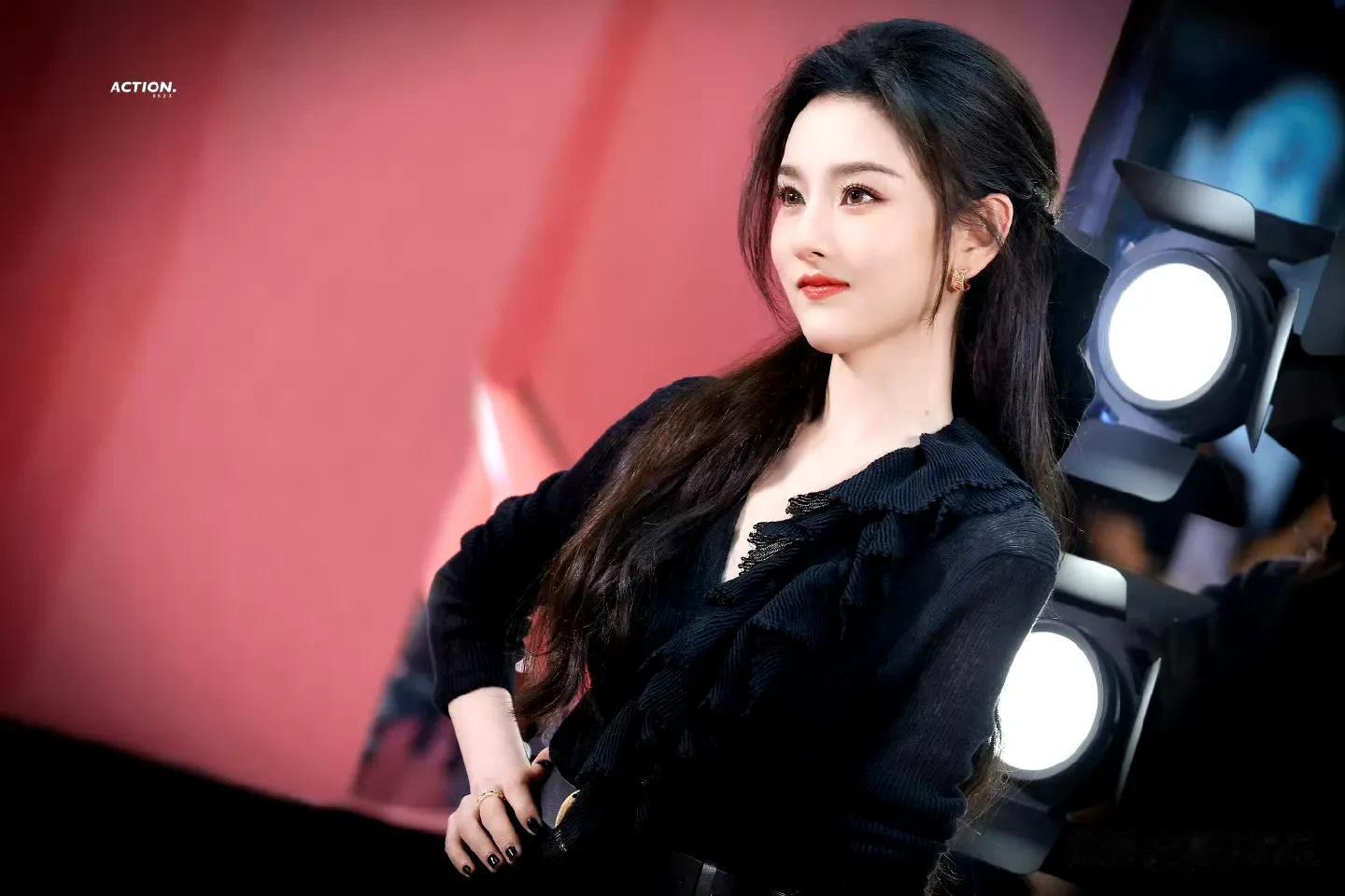 宋祖儿南京活动路透，头身比例太优越了，脸却精致的像洋娃娃