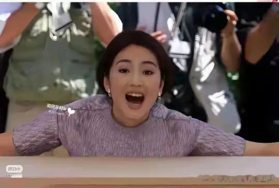 天呐!巩俐这身材太惊艳了,胸围几乎到肚脐,状态却依旧十分亮眼