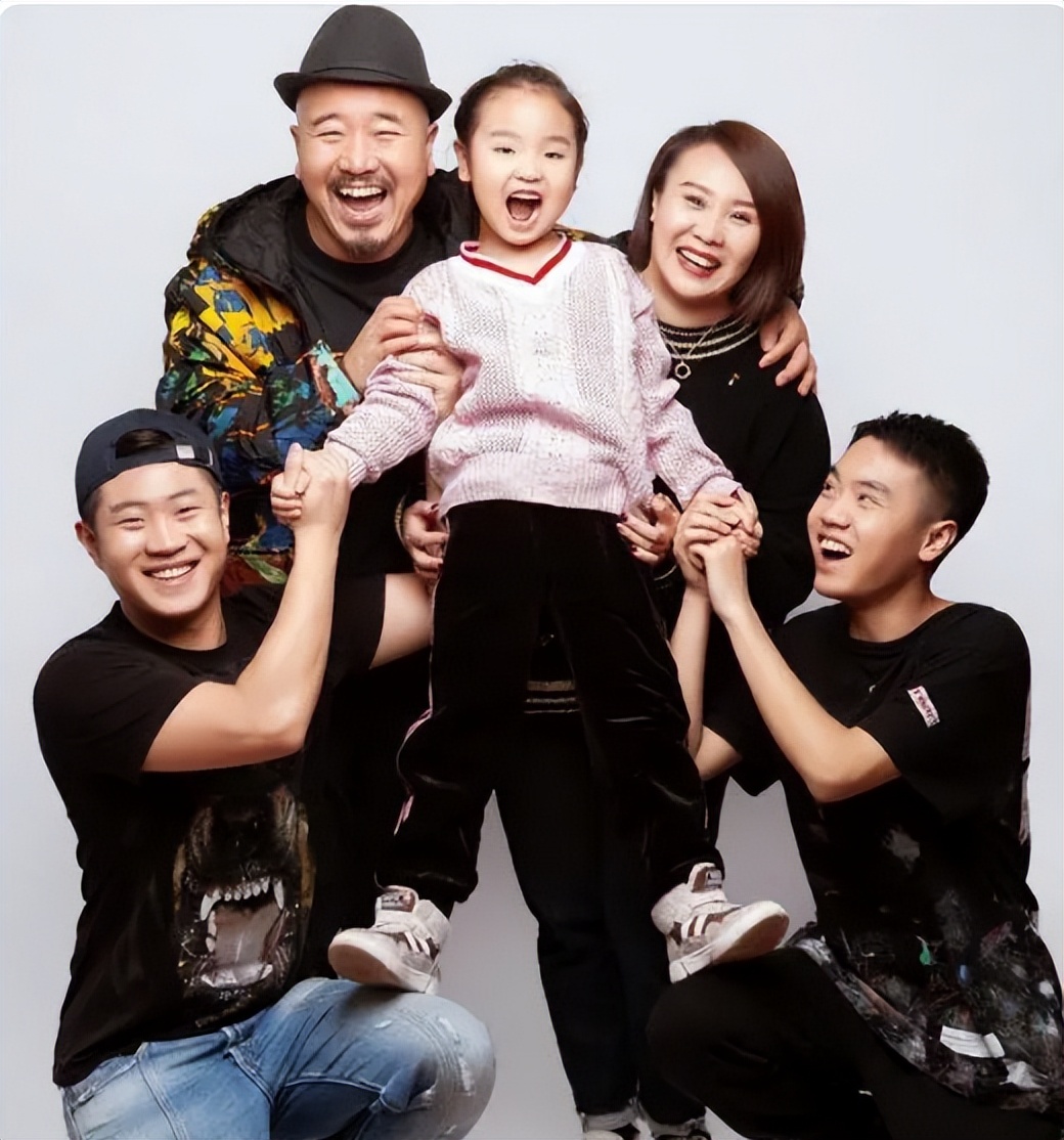 王小利离婚24年:他再婚生三胎,前妻温美玲人生现状如何?