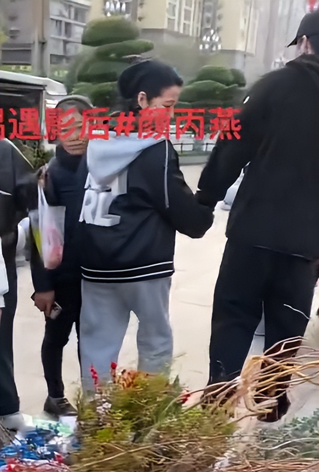 颜丙燕小20岁男友正脸曝光!185cm身高像男模,打耳钉一直牵着她