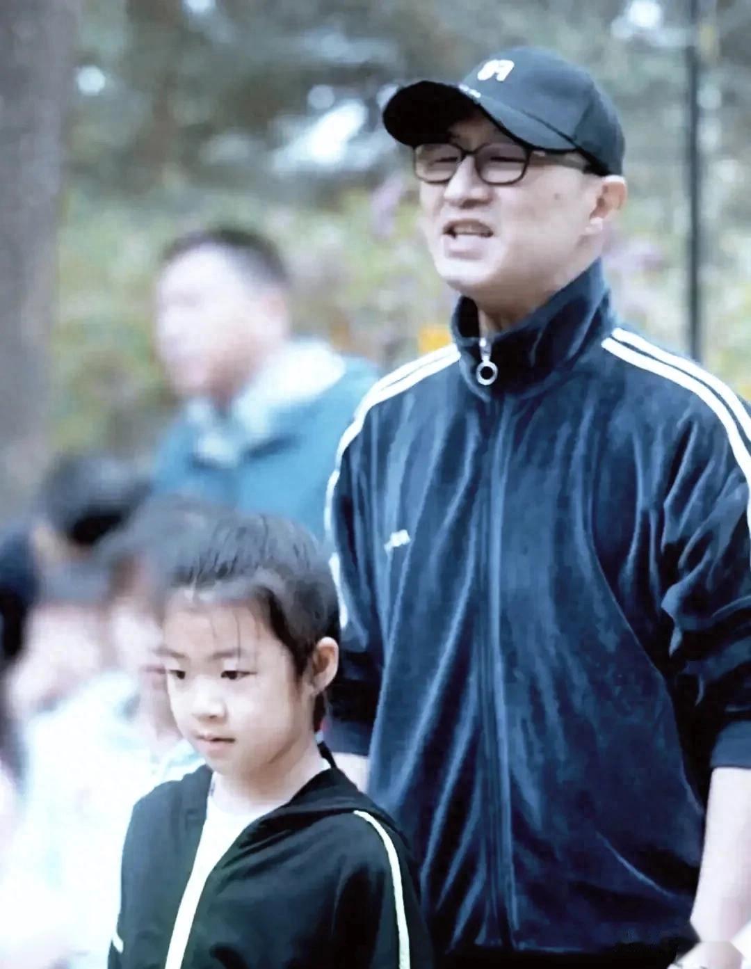 汪峰带女儿逛市集被偶遇，10岁醒醒身高抢镜，汪峰买了四件衣服！