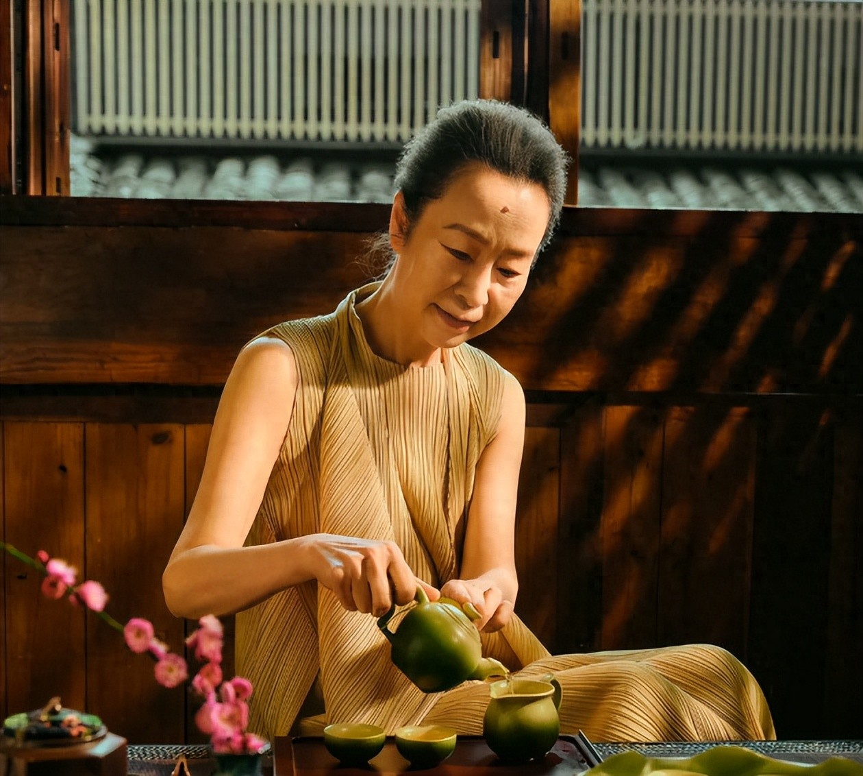 奚美娟黑料持续被扒，被母校捧得太高惹嘲讽，和前夫差距大！