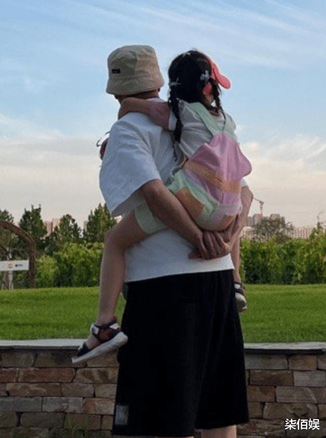 孙红雷一家度假，小15岁妻子背影人高马大，不用带娃惬意的玩手机