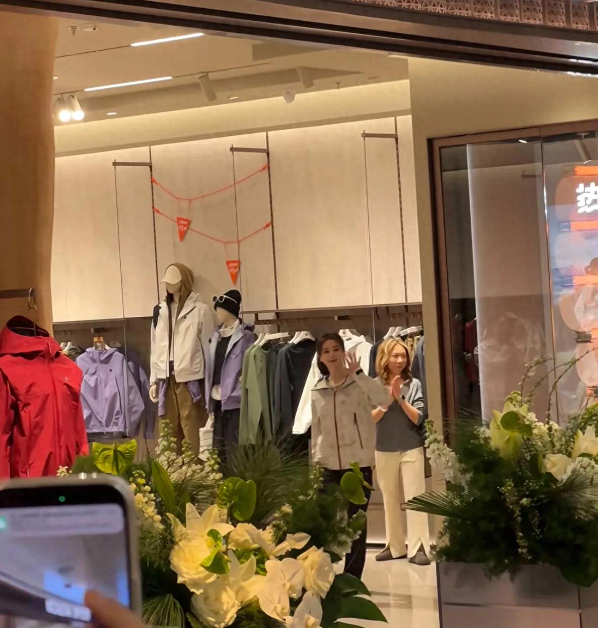 刘诗诗出席活动，脖子太长了看着很奇怪，虽然扎高马尾但皱纹明显