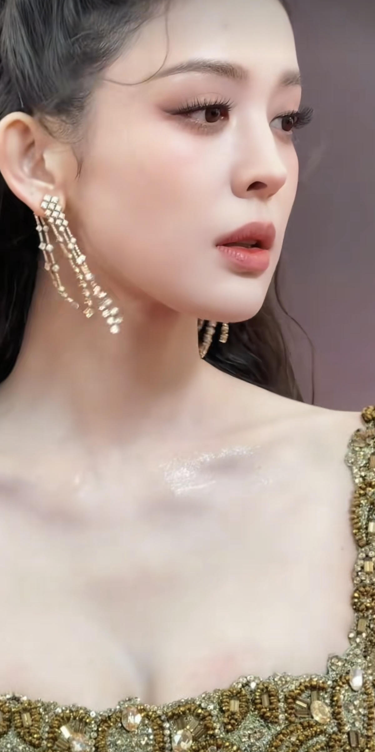 腿好长！娜扎出席微博之夜，鎏金开叉长裙好美呀，颜值身段双封神