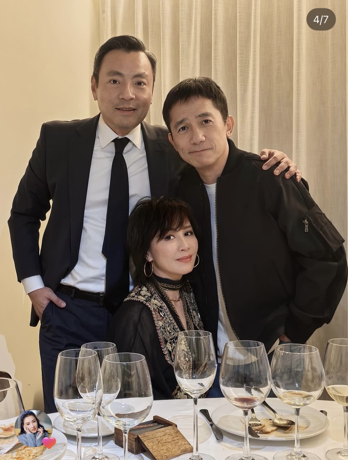 刘嘉玲提前庆祝60岁大寿,梁朝伟举香槟出镜,到场的都是名流好友