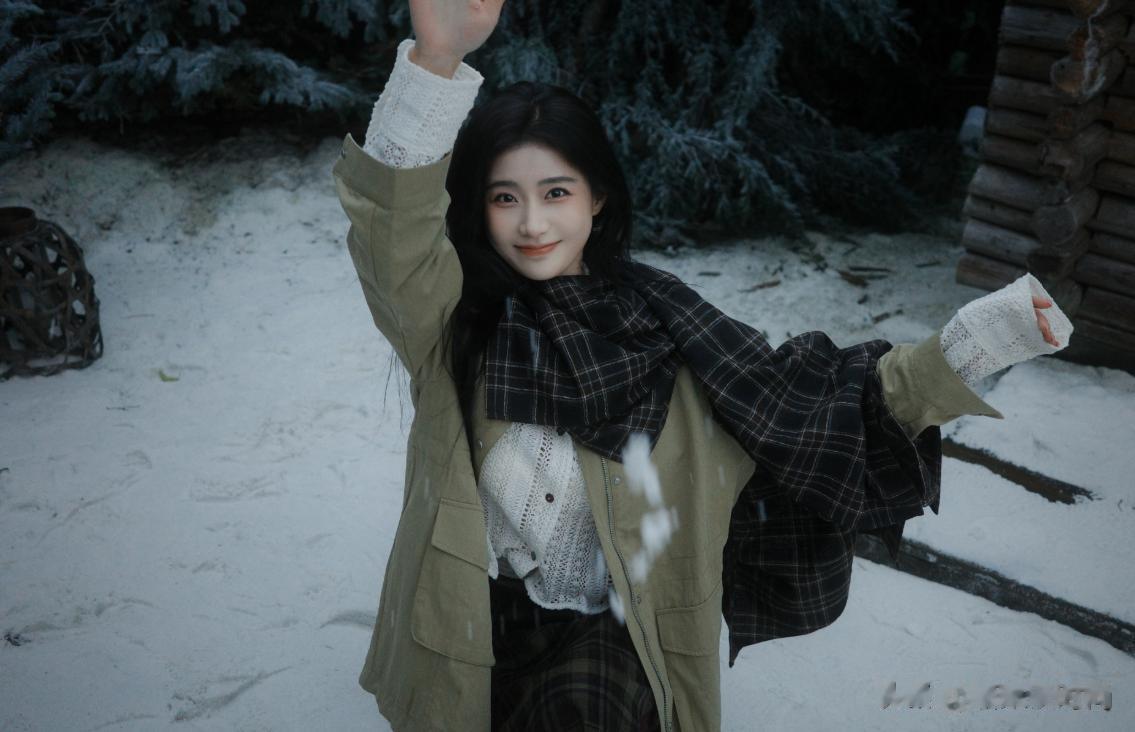 43岁陈意涵,森系穿搭真美,卡其色工装夹克+格纹裙,好精致