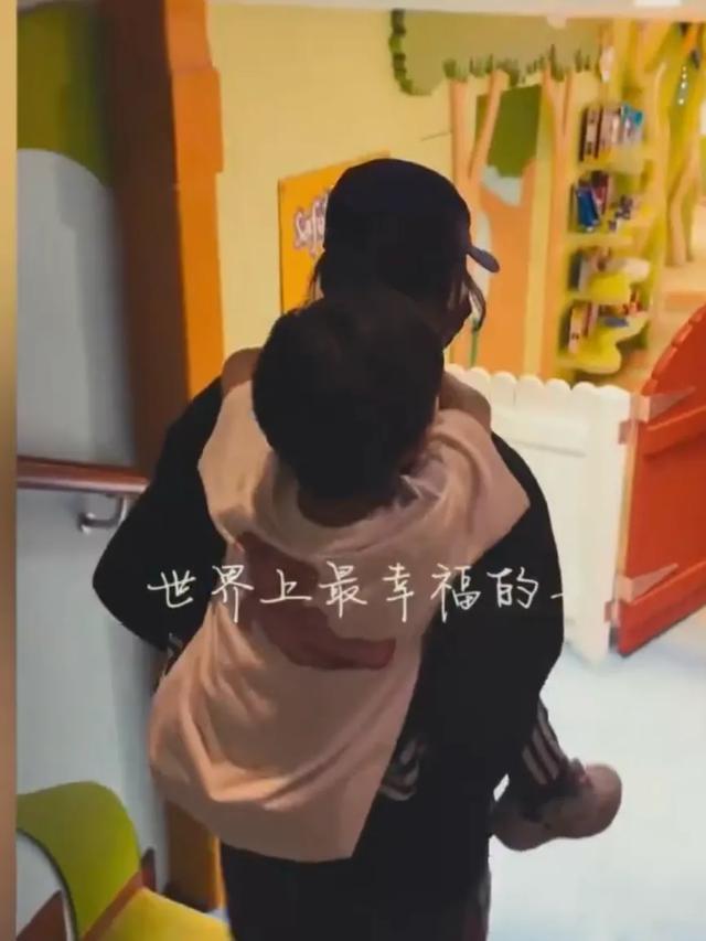 张柏芝罕见晒仨儿子,Lucas 和小Q打球好帅,6岁小儿子侧脸像哥哥