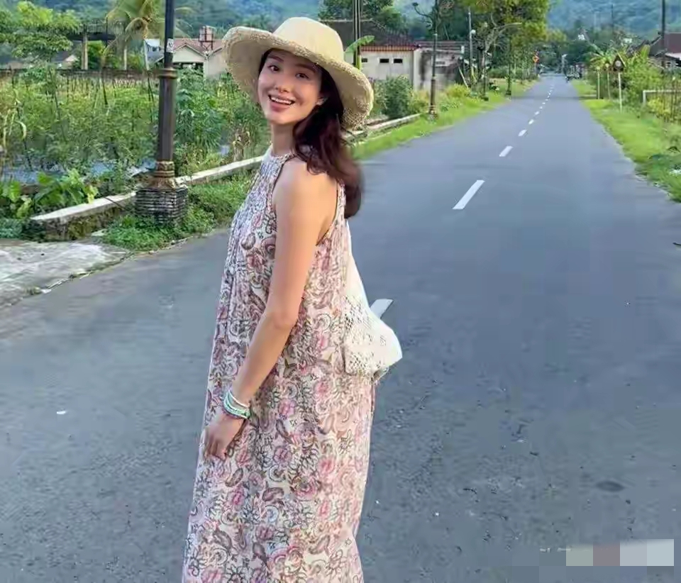 杨采钰底气不足在线回应细姨传闻,40万卡地亚手镯买不来安全感