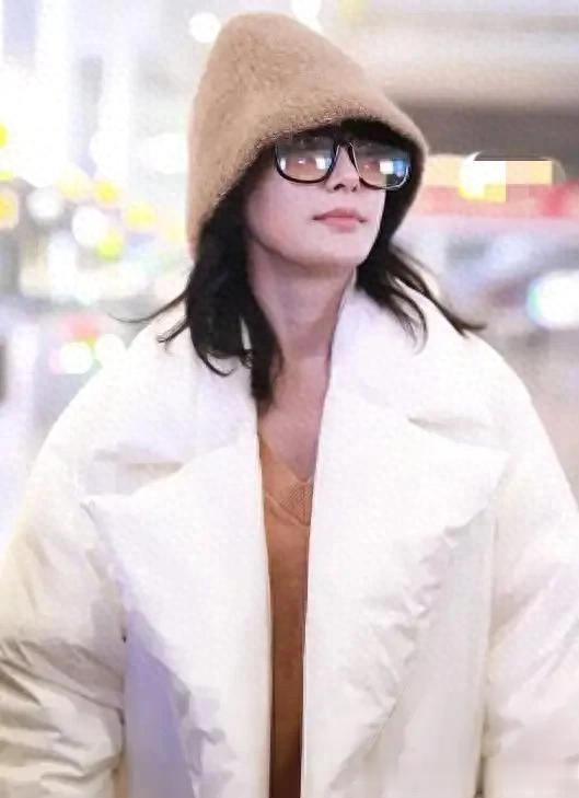 秦岚的气质真是出挑！穿白色羽绒服+牛仔裤，简约又高级！