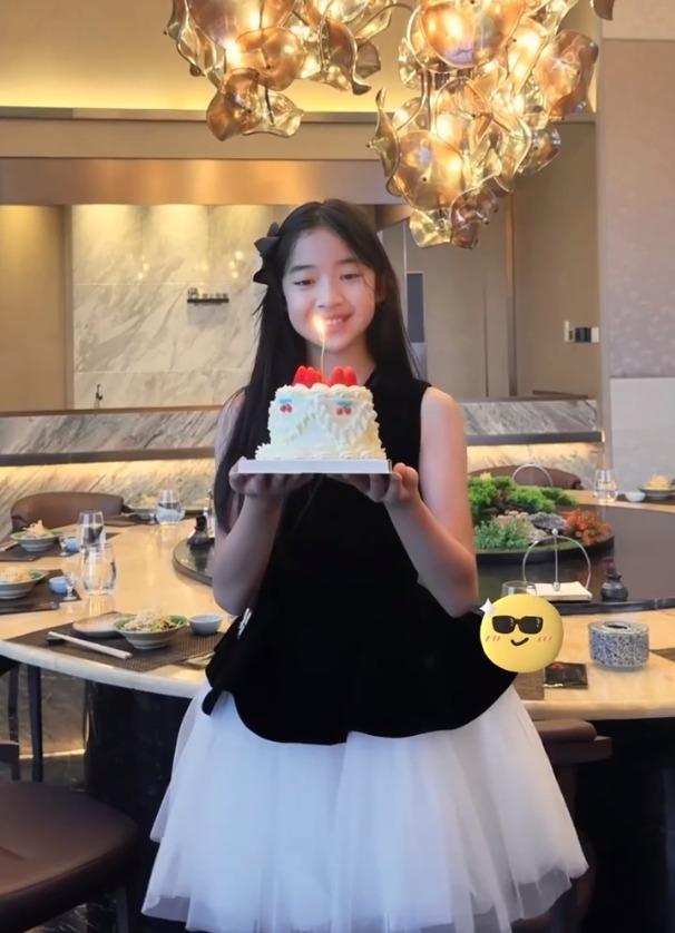 聂远与妻女合照，母女穿民族服装，11岁天天身高出众小梨涡好美