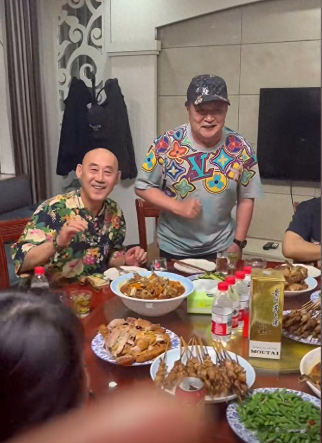 67岁迟志强罕见现身,在杜旭东别墅吃饭,茅台成箱喝脸都红了