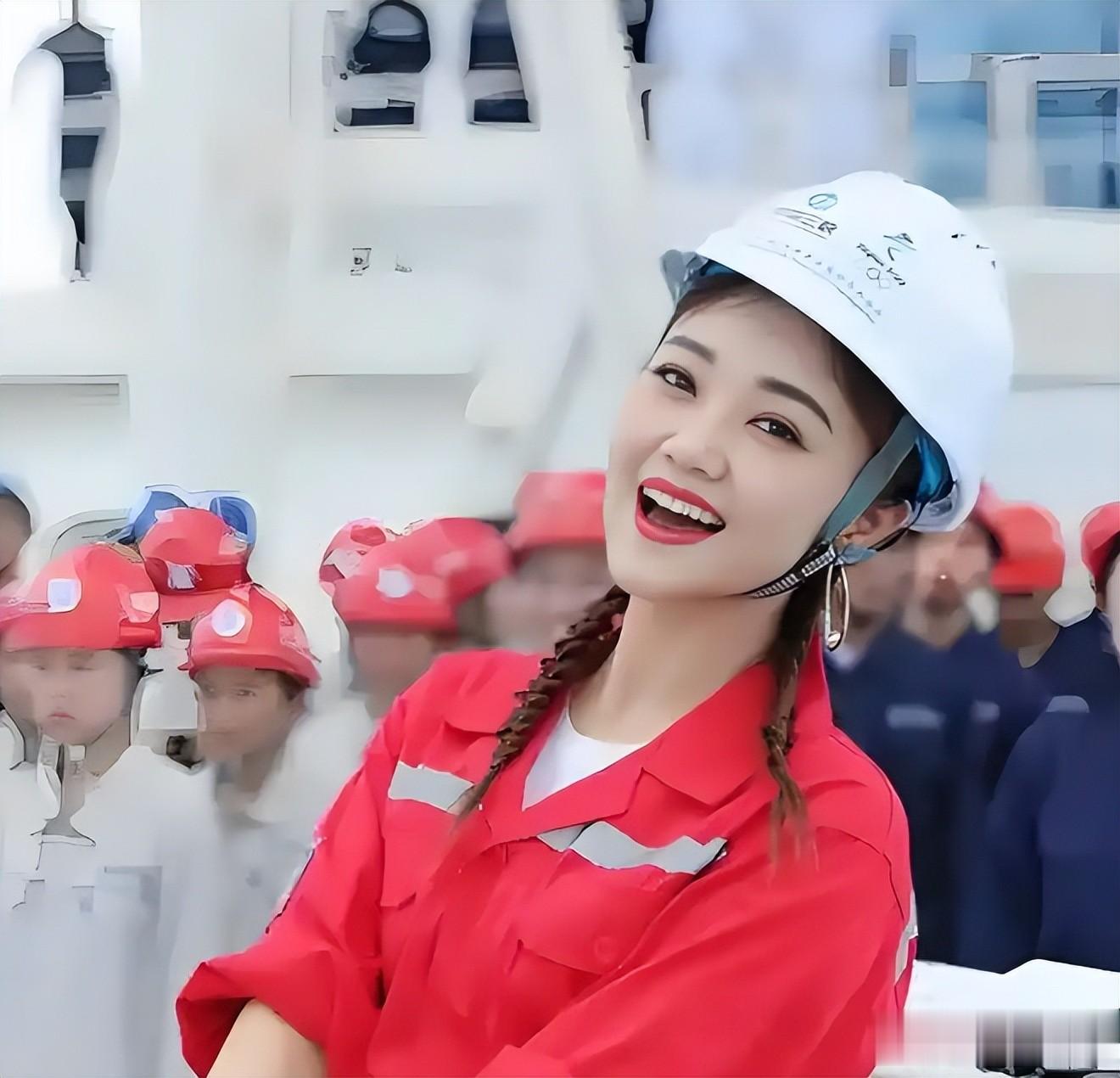 王小玮受邀现场观礼九三大阅兵，穿中式套裙戴珍珠耳环美得耀眼