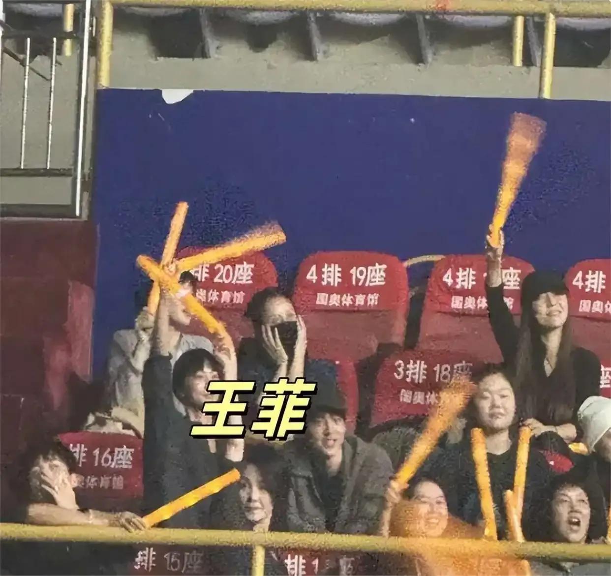 窦靖童香港开演唱会！谢霆锋送花篮，俩人认识超20年，处得像朋友