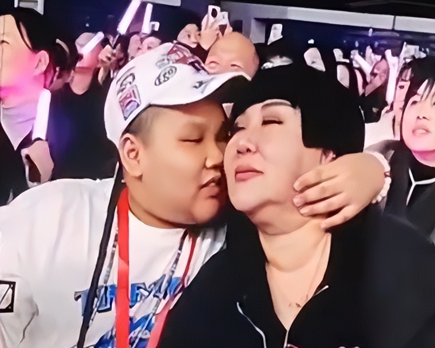 郭德纲妻儿看演唱会，郭汾阳3次吻王惠，被吐槽不正常，冤枉他了