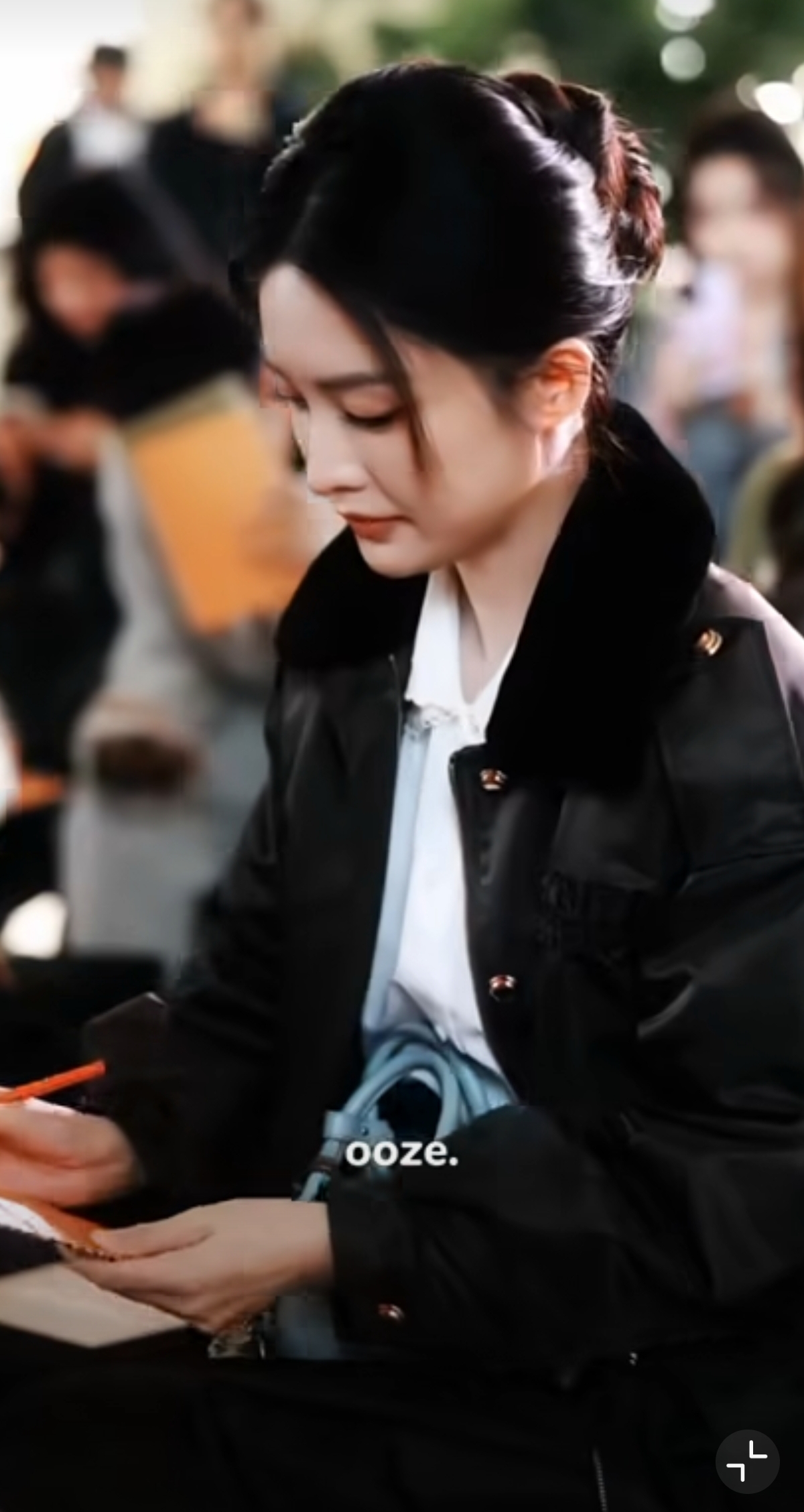 李沁出席活动好美，是自带清冷书卷气的甜酷学姐，紫色丝袜抢镜！