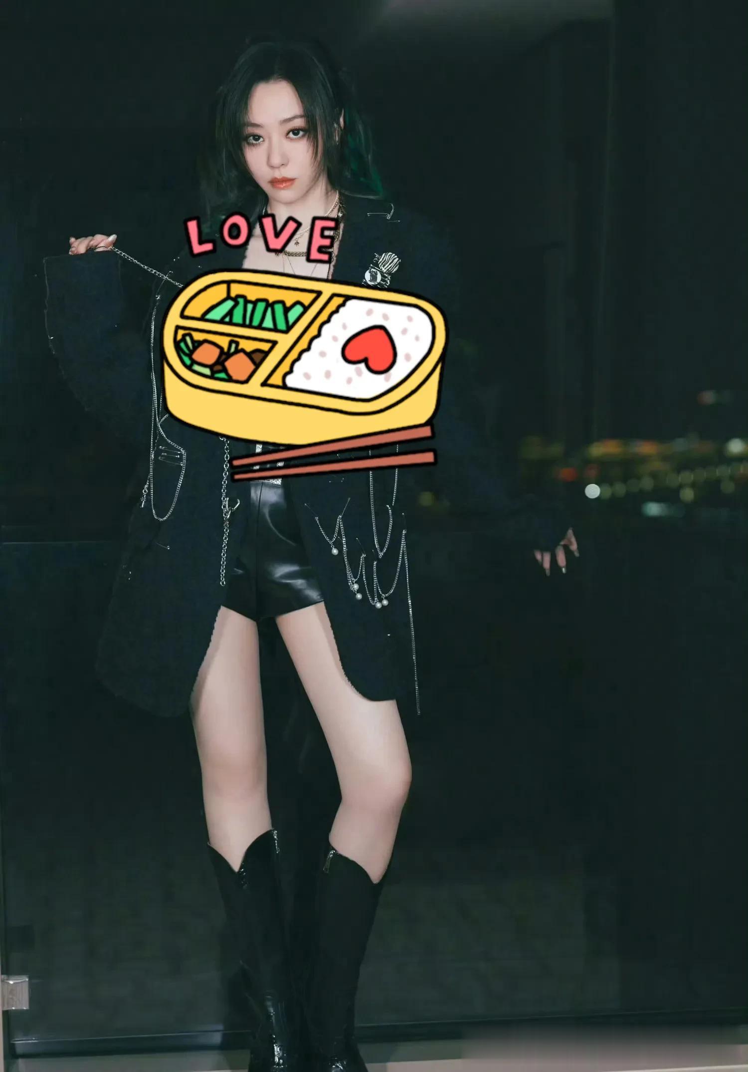 张靓颖腿好白啊