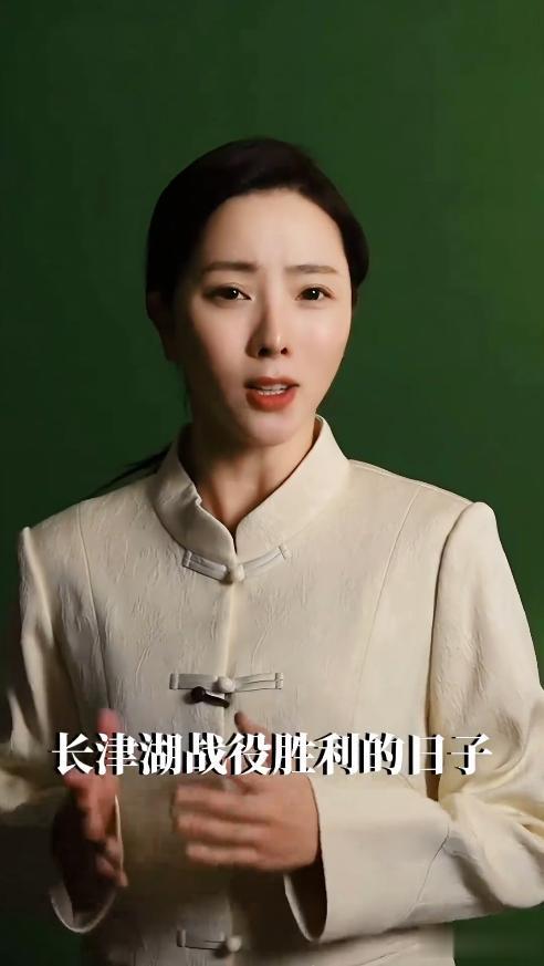 李思思也没想到，穿中式服装、不过圣诞节的自己，一夜获全网好评